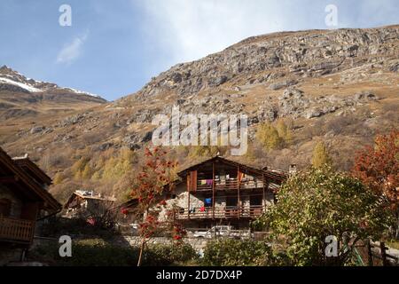 Lavanderia appesa sul balcone di una vecchia pietra tradizionale E casa in legno a Bonneval-sur-Arc in Savoia Haute-Maurienne Francia Foto Stock