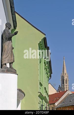 Edifici della città vecchia e la statua in via Kapitulska, Bratislava, Slovacchia Foto Stock