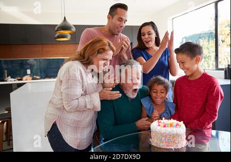 Famiglia ispanica multigenerazione che celebra insieme le nipote compleanno a casa Foto Stock