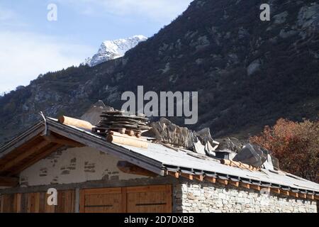 Tecnica di installazione per la copertura del tetto di una casa tradizionale In Haute-Maurienne Savoia Francia Foto Stock