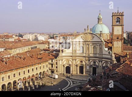 Sant Ambrogio Cattedrale e Piazza Ducale di Vigevano lombardia italia Foto Stock