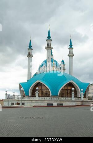 Bella moschea bianca con un tetto blu contro il cielo con le nuvole. Moschea a in Kazan Foto Stock