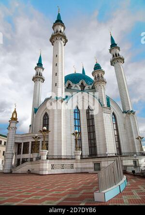 Bella moschea bianca con un tetto blu contro il cielo con le nuvole. Moschea a in Kazan Foto Stock