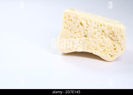 primo piano di formaggio fresco su sfondo bianco. Foto Stock