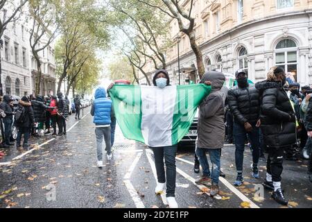 Il 20 ottobre 2020, le forze di polizia e dell'esercito nigeriane hanno molestato, molestato e ucciso numerosi civili negando i loro diritti civili e legali Foto Stock