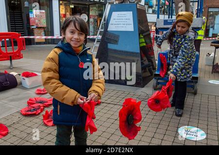 Windsor, Berkshire, Regno Unito. 22 ottobre 2020. Una nuova installazione di Poppy Fountain of Hope è stata installata oggi dal Windsor Yards Shopping Centre in collaborazione con la società di beneficenza BUSY Buttons DI Windsor. E' stato attaccato alla statua del Giubileo dei Diamanti delle sfere. Gli splendidi papaveri rossi sono stati fatti dai bambini dei servizi armati e dalle famiglie con materiale da paracadute rosse per raccogliere fondi per il giorno della memoria della Legione Britannica reale. Louella Fernandez-Lempiainen e il suo figlio Leon, di 10 anni, erano a disposizione, così come i membri delle guardie gallesi con sede a Windsor. Credit: Maureen McLean/Alamy Live News Foto Stock