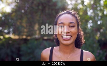 Outdoor Ritratto di sorridente African American Woman a Home rilassante Al Garden Party Foto Stock