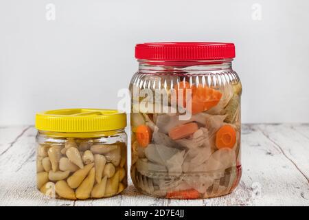 Tradizionali sottaceti turchi di frutta, verdura e peperoni sottaceto. Foto Stock