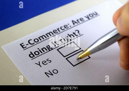 Una persona sta rispondendo alla domanda sul commercio elettronico. Foto Stock