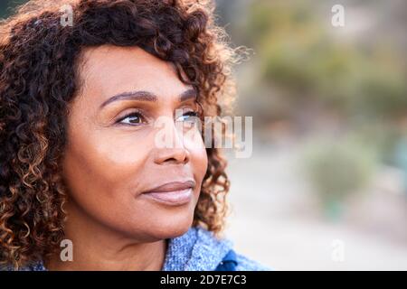 Ritratto all'aperto di Serious African American Senior Woman con mentale Problemi di salute Foto Stock