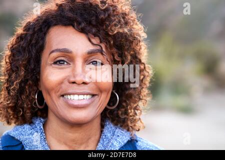 Ritratto di sorridente African American Senior Woman all'aperto in campagna Foto Stock