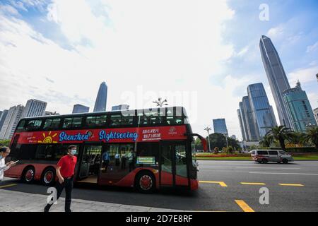 Shenzhen, la provincia cinese di Guangdong. 22 ottobre 2020. Un autobus turistico e' visto a Shenzhen, nella Provincia di Guangdong della Cina del Sud, 22 Ottobre 2020. Shenzhen il giovedì ha lanciato tre linee di autobus turistico per i turisti, che mostrano rispettivamente la cultura, la tecnologia e la vista notturna della città. Credit: MAO Siqian/Xinhua/Alamy Live News Foto Stock