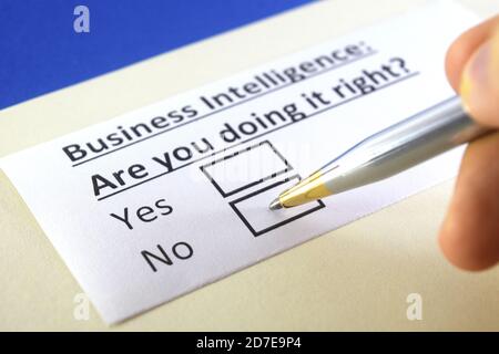 Una persona sta rispondendo alla domanda sulla business intelligence. Foto Stock