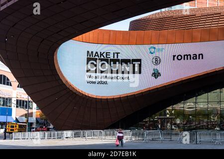 Brooklyn, Stati Uniti d'America . 21 Ott 2020. Un messaggio che incoraggia i newyorkesi a votare è mostrato sulla bacheca del Barclays Center, un sito di voto anticipato, il 21 ottobre 2020, a Brooklyn, New York. (Foto di Gabriele Holtermann/Sipa USA) Credit: Sipa USA/Alamy Live News Foto Stock