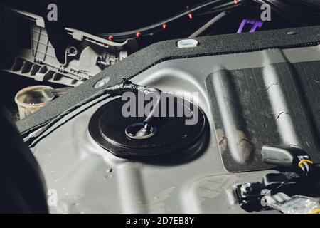 Primo piano della parte di ricambio del modulo pompa di alimentazione per auto. Foto Stock