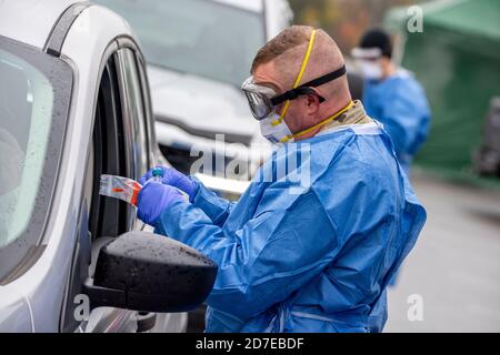 CPL. Gene Meabon, un soldato della riserva militare dell'Ohio, conduce un test COVID-19 durante un test drive-through pop-up presso la Anthony Wayne Junior High School il 19 ottobre 2020 a Whitehouse, Ohio. Una nuova ondata di casi di Covid-19 si sta diffondendo in tutti gli Stati Uniti, che hanno influito sulle aree rurali attraverso il Midwest e gli stati centrali. Foto Stock