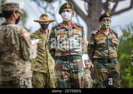 Il vice capo dell'esercito indiano dello staff dell'esercito il Gen. S K Saini, centro, si è Unito visitando ufficiali militari stranieri durante un briefing su un'operazione di assalto aereo a Schofield Barracks East Range 19 ottobre 2020 a Honolulu, Hawaii. Foto Stock