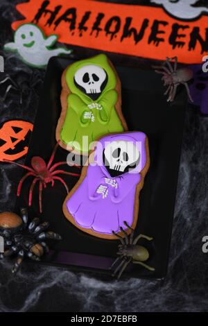 Painted Ghost in cape agganciato su un miele gingerbread biscotti. Halloween cibo. Foto Stock