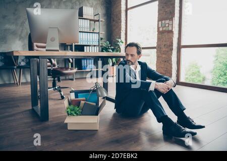 Foto di licenziato dismesso triste lavoratore maturo ragazzo guasto infornato il perdente dell'agente ha perso il lavoro gli effetti personali imballati osservano la scatola premurosa crisi finanziaria sedersi piano Foto Stock