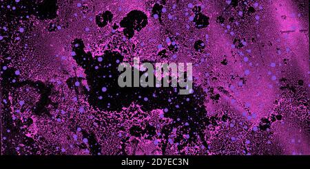 Pittura viola astratta su sfondo nero grunge. Esplosione di vernice. Illustrazione panoramica Foto Stock