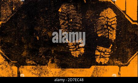 Grunge stampe monocromatiche da uomo su sfondo scuro. Impronta delle scarpe. Ecologia e conservazione del concetto di ambiente Foto Stock