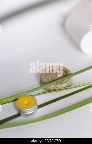 Sapone solido o scrub e balsamo giallo ecologico in vaso su sfondo bianco. Foto Stock