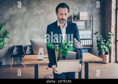 Foto di Moody stanco licenziato ragazzo lavoratore fallito licenziato licenziato agente responsabile perdente lavoro perso portare oggetti in cartone box crisi finanziaria crash Foto Stock