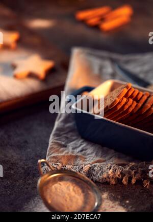 Biscotti di Natale appena sfornati a bordo pronti per la decorazione Foto Stock