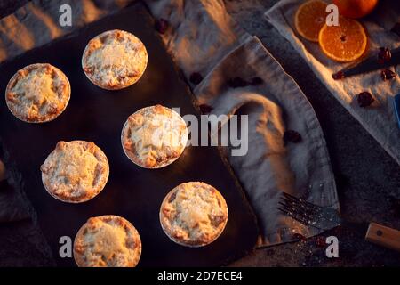 Torte di mele cotogne appena sfornate sul tavolo insieme per Natale con Mirtilli rossi e arancio Foto Stock