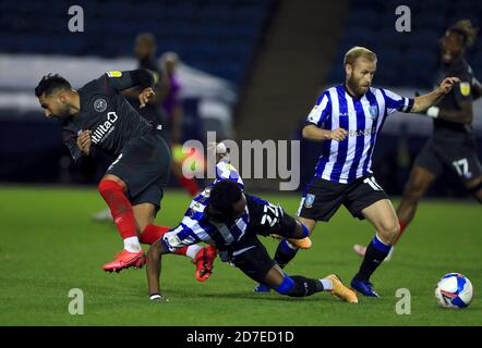 Il Saman Ghoddos di Brentford viene affrontato da Moses Odubajo e Barry Bannan i mercoledì di Sheffield durante la partita del campionato Sky Bet a Hillsborough, Sheffield. Foto Stock