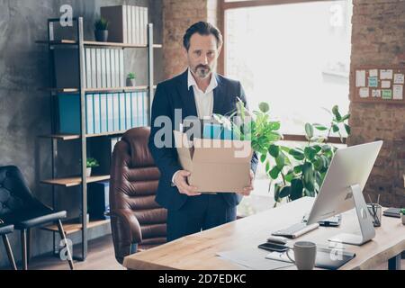 Foto di insoddisfatto lavoratore licenziato maturo ragazzo invecchiato licenziato top manager perdente perso lavoro tenere oggetti in cartone scatola finanziaria crisi rovinata professionale Foto Stock