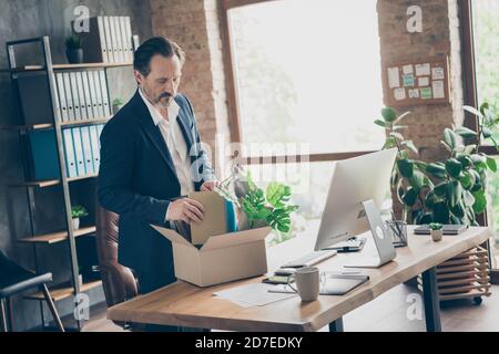 Foto di profilo di un lavoratore licenziato disoccupato maturo ragazzo invecchiato posato fuori responsabile perdente lavoro perso imballaggio oggetti scatola cartone crisi finanziaria mondiale Foto Stock