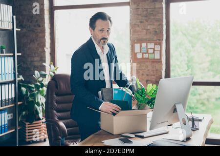 Foto di profilo di un ragazzo licenziato infelice licenziato manager perdita di posti di lavoro personale effetti personali scatola cartone crisi finanziaria rovinata carriera professionale Foto Stock