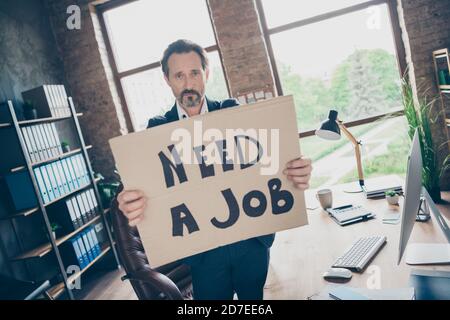 Non boss più. Foto di disperazione moody triste licenziato licenziato lavoratore maturo ragazzo tenere placard poster ricerca nuovo lavoro ultimo giorno di lavoro posto di lavoro licenziato cattivo Foto Stock