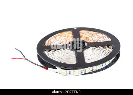 Bobine con nastri di lampade a LED isolate su sfondo bianco. Foto Stock