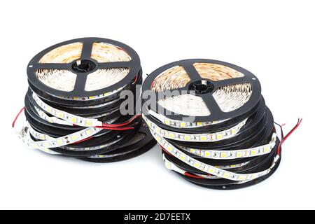 Bobine con nastri di lampade a LED isolate su sfondo bianco. Foto Stock