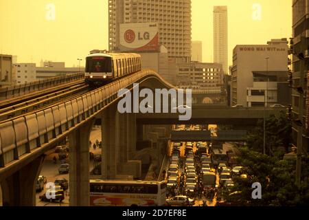 Un treno sopraelevato o stazione BTS nella città di Bangkok in Thailandia a Southeastasia. Thailandia, Bangkok, aprile 2001 Foto Stock