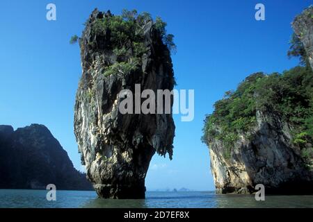 Il mare e il paesaggio con la roccia di James Bond all'Ao Phang Nga Nationalpark sul Mare delle Andamane nel sud della Thailandia. Thailandia, Phang Nga, A. Foto Stock