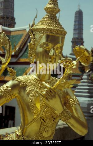Una figura è il Wat Phra Kaew in ko ratanakosin nella città di Bangkok in Thailandia in Southeastasia. Thailandia, Bangkok, aprile 2001 Foto Stock