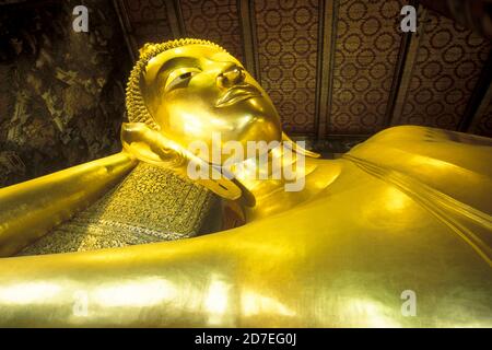 Il Buddha reclinato al Wat Pho in ko ratanakosin nella città di Bangkok in Thailandia a Southeastasia. Thailandia, Bangkok, aprile 2001 Foto Stock