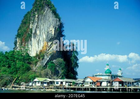 Il Villaggio di Koh Pan Yee o Villaggio Mussulmano nel Mare e Paesaggio al Parco Nazionale Ao Phang Nga sul Mare delle Andamane nel sud della Thailandia. Foto Stock