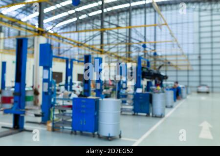 Blured Car lift nel centro di riparazione auto Foto Stock