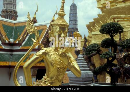 Una figura è il Wat Phra Kaew in ko ratanakosin nella città di Bangkok in Thailandia in Southeastasia. Thailandia, Bangkok, aprile 2001 Foto Stock