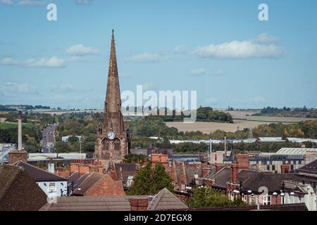 Una vista panoramica sopraelevata sul centro di Rotherham, che mostra i tetti con il campanile e la guglia della chiesa gotica Minster All Saints Foto Stock