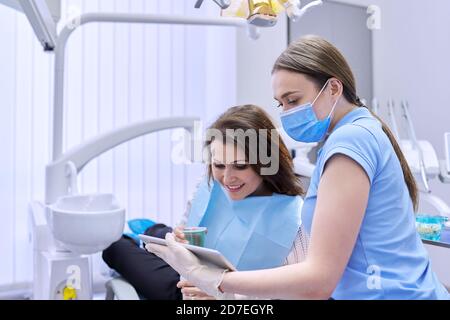 Odontoiatria, trattamento dentale, donna medico dentista consulta paziente in sedia Foto Stock