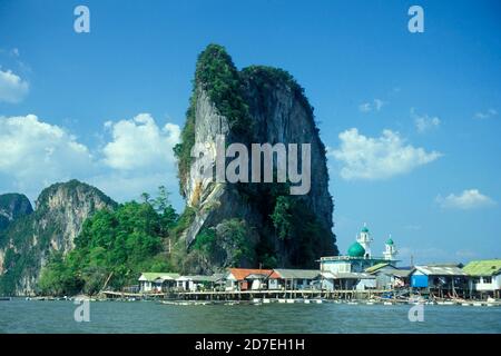 Il Villaggio di Koh Pan Yee o Villaggio Mussulmano nel Mare e Paesaggio al Parco Nazionale Ao Phang Nga sul Mare delle Andamane nel sud della Thailandia. Foto Stock