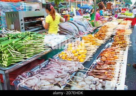 Spiedini in vendita nel mercato di chinatown di Yangon Foto Stock
