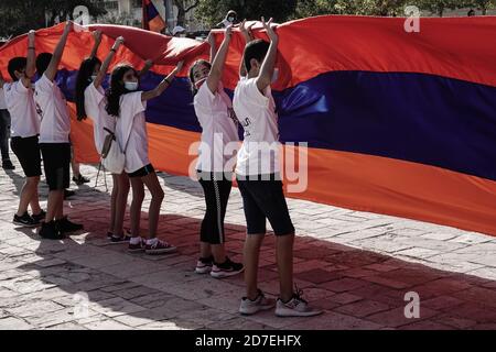 Gerusalemme, Israele. 22 ottobre 2020. Gli armeni israeliani protestano contro il Ministero degli Affari Esteri contro la presunta fornitura di armi da parte di Israele all'Azerbaigian. Il conflitto armeno azero imperversa da settimane nella contesa regione del Nagorno Karabakh, gli scontri più letali da quando una guerra sul territorio si è conclusa nel 1994. La francese Macron ha accusato la Turchia di inviare centinaia di mercenari jihadisti per sostenere l'Azerbaigian e i manifestanti confrontano Erdogan con Hitler affermando che il conflitto è la continuazione del genocidio armeno in Turchia, in cui la Turchia ha ucciso più di 1 milione di armeni. In rosso Foto Stock