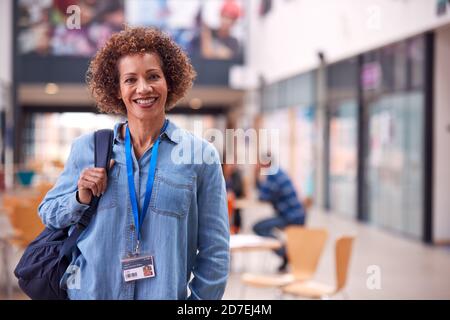 Ritratto di insegnante o studente di sesso femminile matura in College Hall Foto Stock
