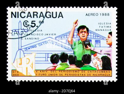 MOSCA, RUSSIA - 26 NOVEMBRE 2017: Un francobollo stampato in Nicaragua mostra il decimo anniversario della Nicaragua giornalista Association, circa 1988 Foto Stock